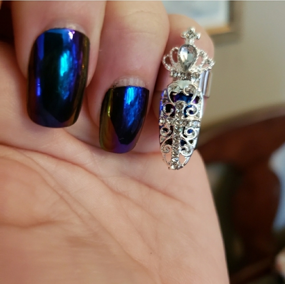 BLING NAIL RING W CROWN & RHINESTONES.